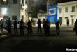 Oficiales de policía observan a residentes de un barrio de La Habana que protestan mientras su calle permanece sin electricidad. (Reuters/Norlys Perez)