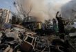 Trabajadores de defensa civil extinguen el fuego en un sitio atacado por Israel en Dahiyeh, Líbano, el 1 de noviembre de 2024. (AP)