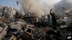 Trabajadores de defensa civil extinguen el fuego en un sitio atacado por Israel en Dahiyeh, Líbano, el 1 de noviembre de 2024. (AP)