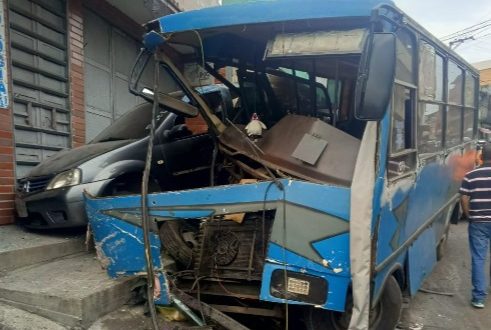 Autobús de pasajeros impactó a varios vehículos y dejó tres heridos en El Junquito este #1Nov