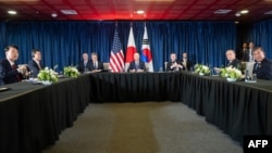 El presidente Joe Biden (centro) participa en una reunión trilateral con el primer ministro de Japón, Shigeru Ishiba (derecha) y el presidente de Corea del Sur, Yoon Suk Yeol, en Lima, Perú, el viernes 15 de noviembre de 2024. (AP/Manuel Balce Ceneta).