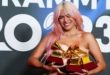 ARCHIVO - La cantante colombiana Karol G posa con premios durante los Latin Grammy en Sevilla, España, el 16 de noviembre de 2023.