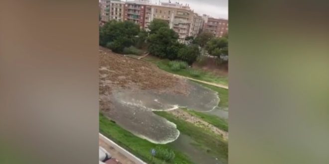 Captaron en VIDEO el catastrófico momento que llega la crecida del agua en Valencia