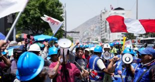 Congreso peruano destituye a ministro de Energía y Minas en medio de protestas mineras