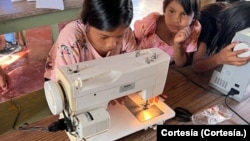 Clase de costura que imparte Corina Landaez y están dirigidas a niñas pemonas en el Parque Nacional Canaima.