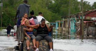 Cuba, duramente golpeada por ciclón Rafael, intenta recuperarse