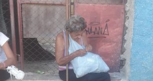 Cubanos lamentan la situación de jubilados y pensionados, en medio de la crisis económica que vive el país.