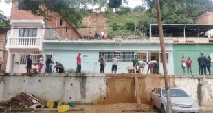 Dos mujeres murieron tapiadas por el derrumbe de una vivienda en Caricuao