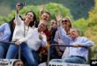 La líder opositora venezolana María Corina Machado se toma una foto con el candidato presidencial opositor Edmundo González, a la derecha, durante un protesta contra los resultados de la elección que proclamaron a Maduro ganador.