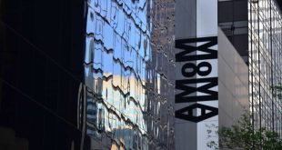 El MoMA subasta obras icónicas de Renoir, Picasso y Bacon para financiar su transición digital y expandir su colección de NFTs