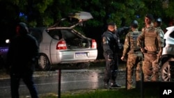 La policía inspecciona un vehículo afuera de la Corte Suprema en Brasilia, Brasil, luego de una explosión, el miércoles 13 de noviembre de 2024. (Foto AP/Eraldo Peres).