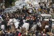 Insultan y lanzan barro a la comitiva de los reyes de España en el epicentro del temporal