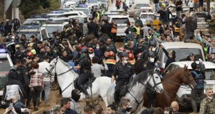 Insultan y lanzan barro a la comitiva de los reyes de España en el epicentro del temporal