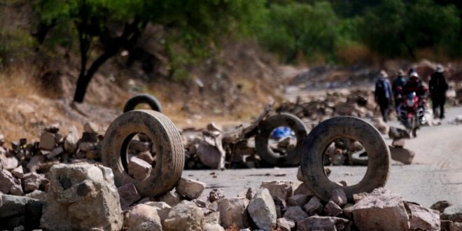 Los bolivianos muestran desesperación e impotencia frente a bloqueos de carreteras