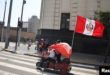 Un manifestante sostiene una bandera peruana en una protesta frente al Congreso mientras transportistas exigen mayor protección en medio de una ola de extorsiones y ataques en Lima, Perú, el 23 de octubre de 2024.