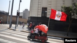 Un manifestante sostiene una bandera peruana en una protesta frente al Congreso mientras transportistas exigen mayor protección en medio de una ola de extorsiones y ataques en Lima, Perú, el 23 de octubre de 2024.