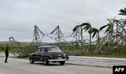 Un cable de alta tensión en Artemisa derribado por el huracán Rafael.