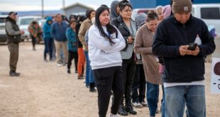 Sondeo AP: Economía es clave para los votantes, pero también les preocupa el futuro de la democracia