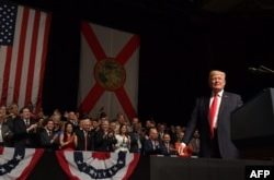 Donald Trump, en el Teatro Manuel Artime en Miami, el 16 de junio de 2017, el día en que anunció medidas drásticas para los negocios estadounidenses con Cuba y reglas más estrictas para los viajes a la isla. / AFP PHOTO / MANDEL NGAN