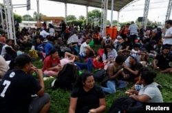 Migrantes que viajan en una caravana toman un descanso mientras intentan llegar a la frontera norte de México el día de las elecciones presidenciales de Estados Unidos, en Álvaro Obregón, México 5 de noviembre de 2024. REUTERS/Daniel Becerril