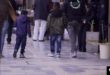 Dos menores de edad caminando junto a sus madres en un centro comercial de Bogotá, el martes 5 de noviembre de 2024. FOTO: Camilo Álvarez, VOA.