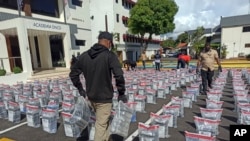 Funcionarios de la Policsa de República Dominicana exponen los paquetes de droga incantados en Santo Domingo, la capital del país, el viernes 6 de diciembre de 2024. (Foto AP/Jose Adames).