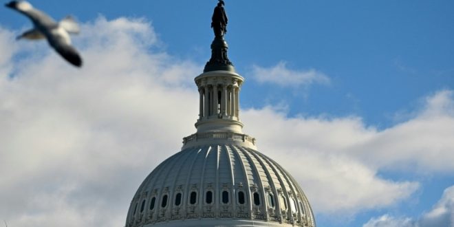 Biden firma ley que evita cierre del gobierno y pone fin a días de incertidumbre en Washington