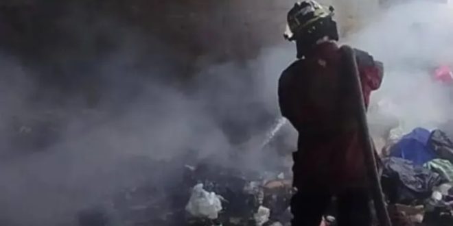 Bomberos hallaron a una persona calcinada tras incendio en un vertedero de basura en Caracas