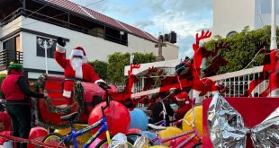 Cómo una caravana de Santa Claus alegra un pueblo de México 