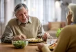 Una pareja de ancianos, comiendo.