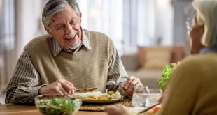 Una pareja de ancianos, comiendo.