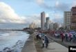 La gente camina en el malecón frente al mar durante una marcha en protesta contra el embargo comercial a Cuba por parte de Estados Unidos, en La Habana, Cuba, el 20 de diciembre de 2024.