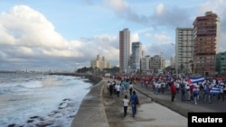 La gente camina en el malecón frente al mar durante una marcha en protesta contra el embargo comercial a Cuba por parte de Estados Unidos, en La Habana, Cuba, el 20 de diciembre de 2024.