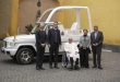 El Papa Francisco recibe papamóvil eléctrico de Mercedes Benz