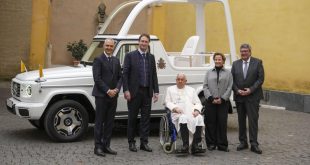 El Papa Francisco recibe papamóvil eléctrico de Mercedes Benz