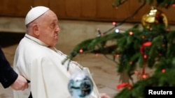 El Papa Francisco celebra una audiencia para entregar un mensaje navideño a los trabajadores del Vaticano en el Salón Pablo VI del Vaticano, el 21 de diciembre de 2024.