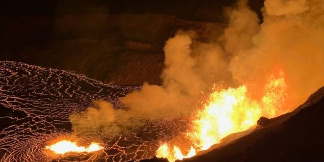 El volcán Kilauea de Hawái entra en erupción y expulsa columnas de lava