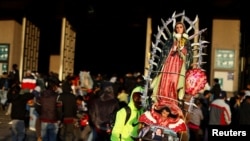 Los peregrinos llevan una imagen de la Virgen durante la fiesta anual de la Virgen de Guadalupe, en la Ciudad de México, México, el 12 de diciembre de 2024. REUTERS/Raquel Cunha.