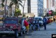 Los conductores hacen cola para llenar sus tanques de gasolina cerca de una gasolinera en La Habana el 11 de diciembre de 2024. YAMIL LAGE / AFP