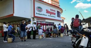 Hasta tres días de cola para comprar gasolina en Cuba: "Esto es insoportable"