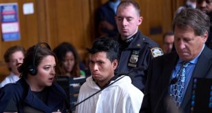 Hombre acusado de prenderle fuego a una mujer en el metro de NY comparece en tribunal