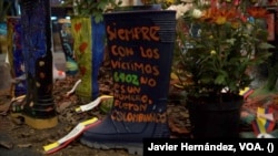 Unas botas que simbolizan las ejecuciones extrajudiciales de las FF. AA. en Bogotá (Colombia), el jueves 28 de noviembre de 2024. FOTO: Javier Hernández, VOA.