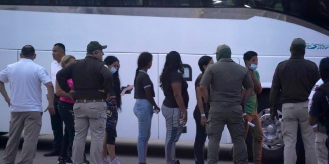 México alista un botón de pánico en teléfono para que sus migrantes alerten al ser detenidos en EEUU