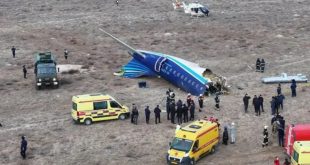 Mueren decenas de personas y sobreviven al menos 30 al estrellarse un avión de pasajeros en Kazajistán