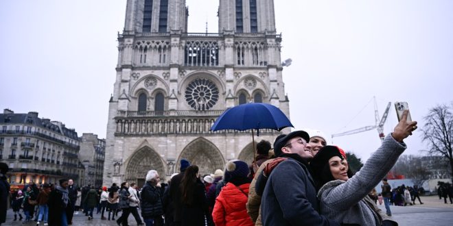 Notre Dame de París celebra sus primeras misas navideñas desde el incendio de 2019