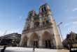 La gente camina frente a la catedral de Notre-Dame de París, antes de su ceremonia de reapertura oficial después de más de cinco años de trabajos de reconstrucción tras el incendio de abril de 2019, en París el 7 de diciembre de 2024.