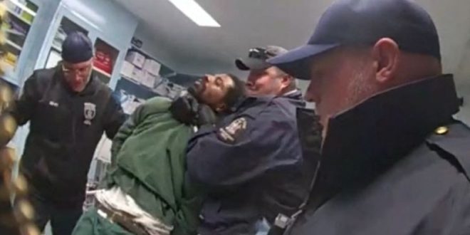 Policías de Nueva York golpean a un preso que murió un día después, según video difundido por fiscalía