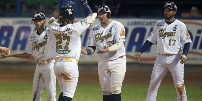 Tigres de Aragua gana 10-2 a Leones y se convierte en el quinto clasificado