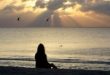 ARCHIVO - Una mujer medita en la playa de Miami Beach, Florida, el 28 de abril de 2010.