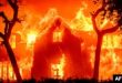 Una casa en llamas en Altadena, Los Angeles. JOSH EDELSON / AFP.